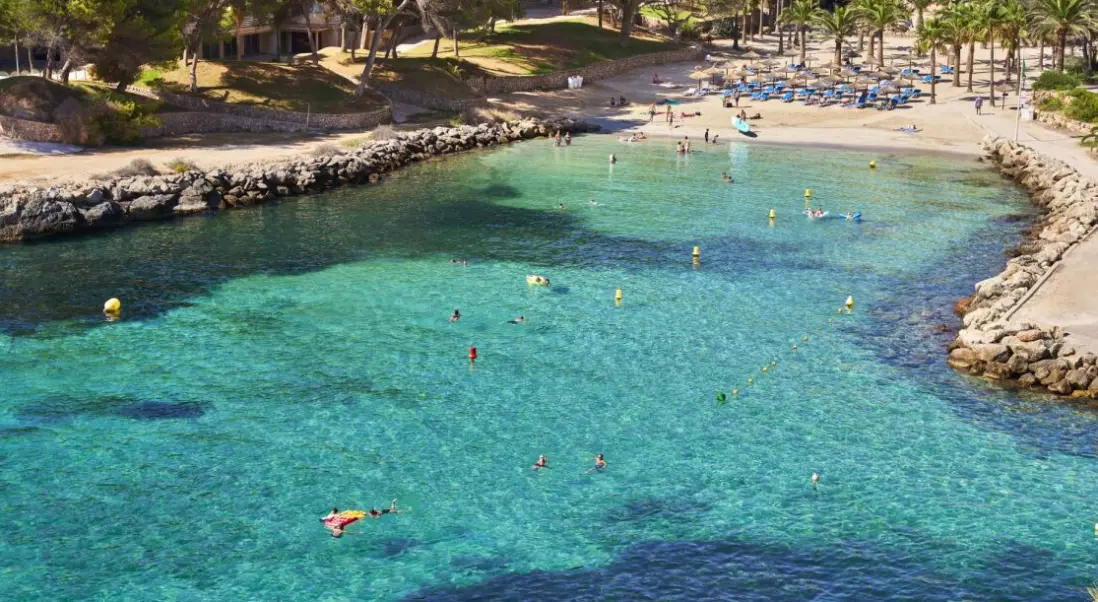 Plaża przy hotelu Globales Cala Vinas