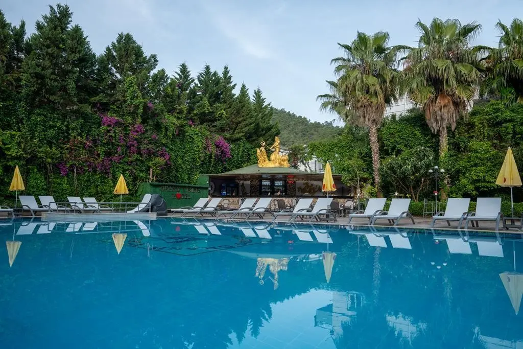 Basen w hotelu Grand Yavuz Hotel