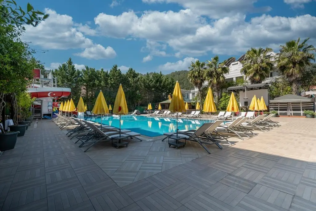 Basen w hotelu Grand Yavuz Hotel