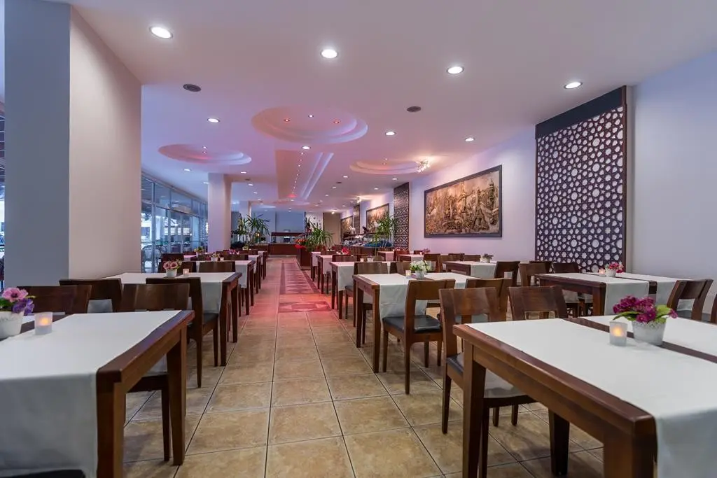 Restauracja i jedzenie w hotelu Grand Yavuz Hotel
