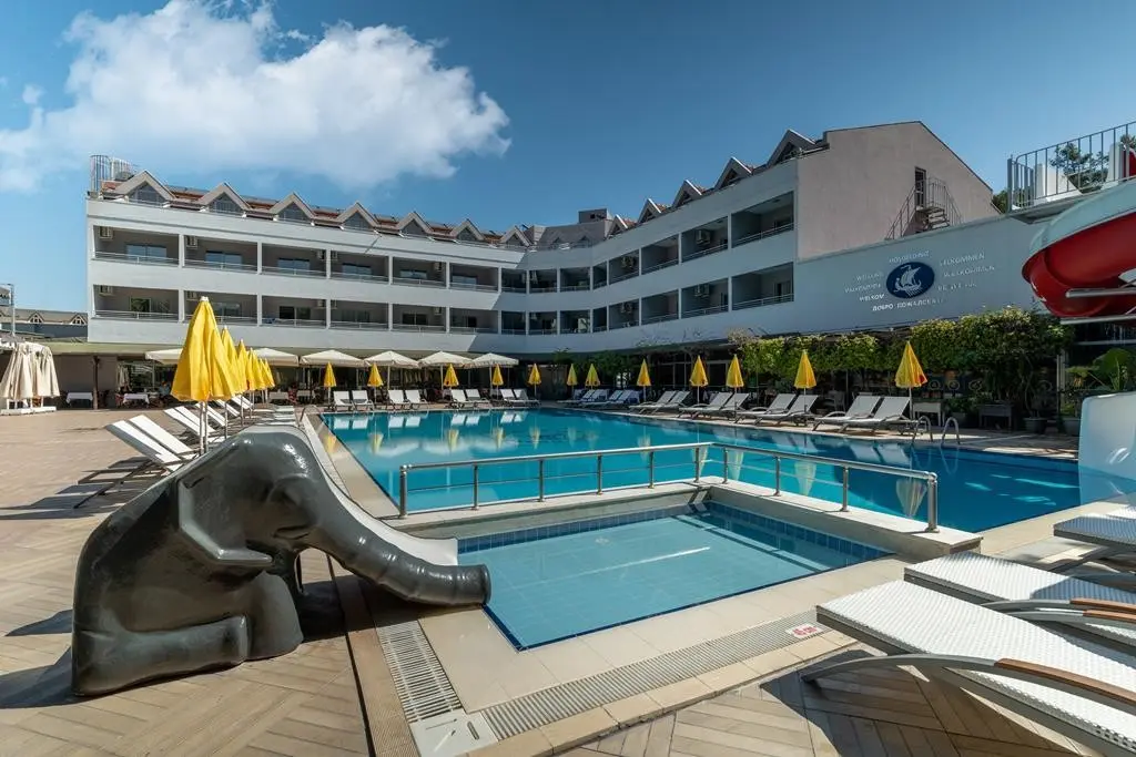 Basen w hotelu Grand Yavuz Hotel