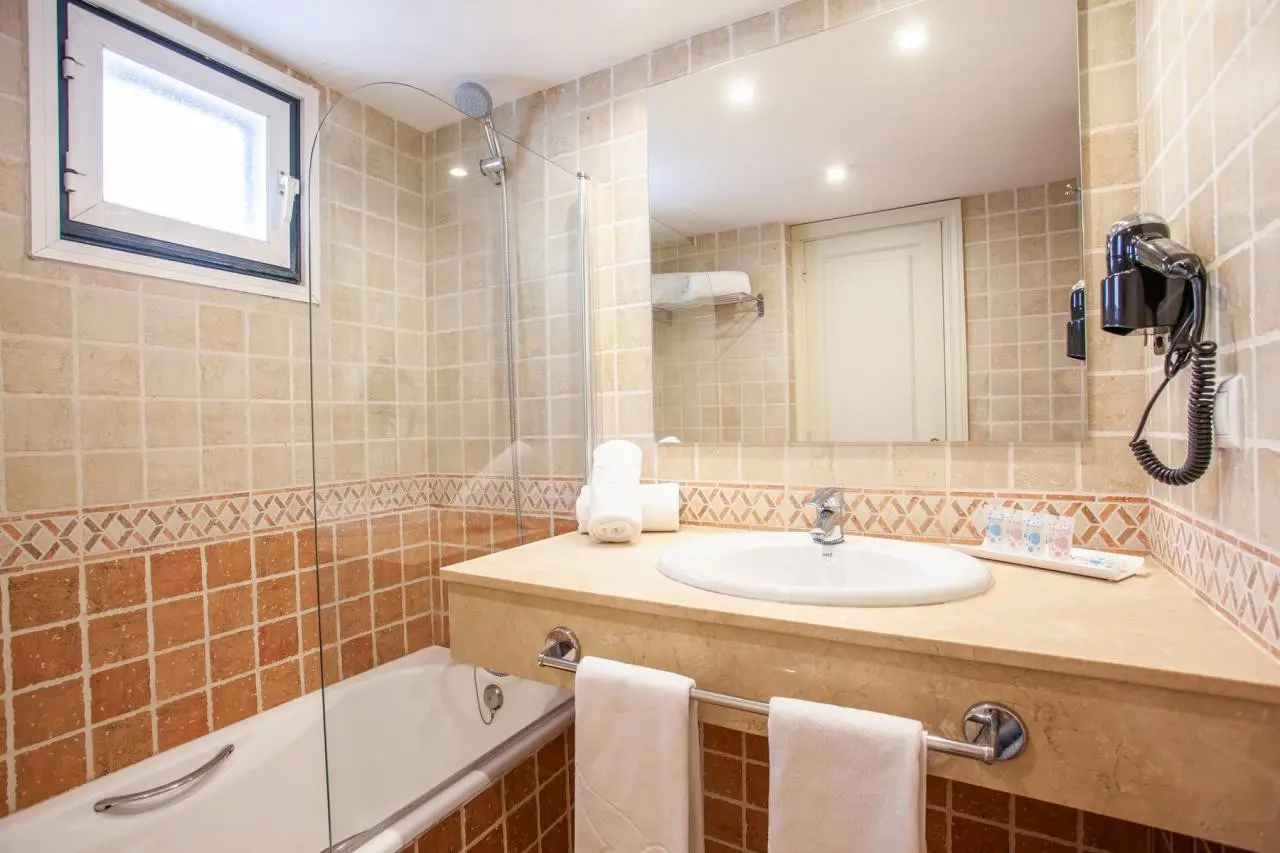 Łazienka w pokoju hotelu Grupotel Club Menorca