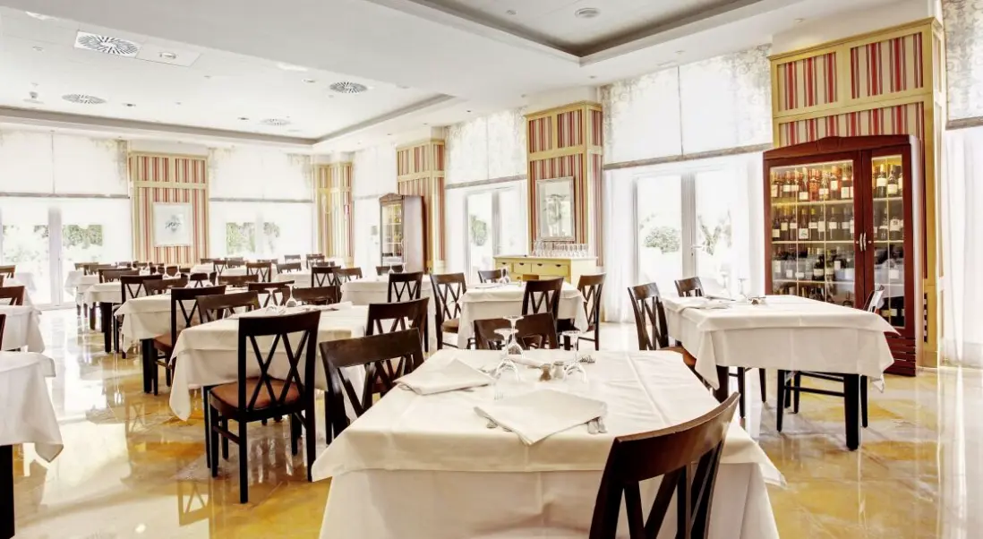 Restauracja i jedzenie w hotelu Grupotel Macarella Suites & Spa