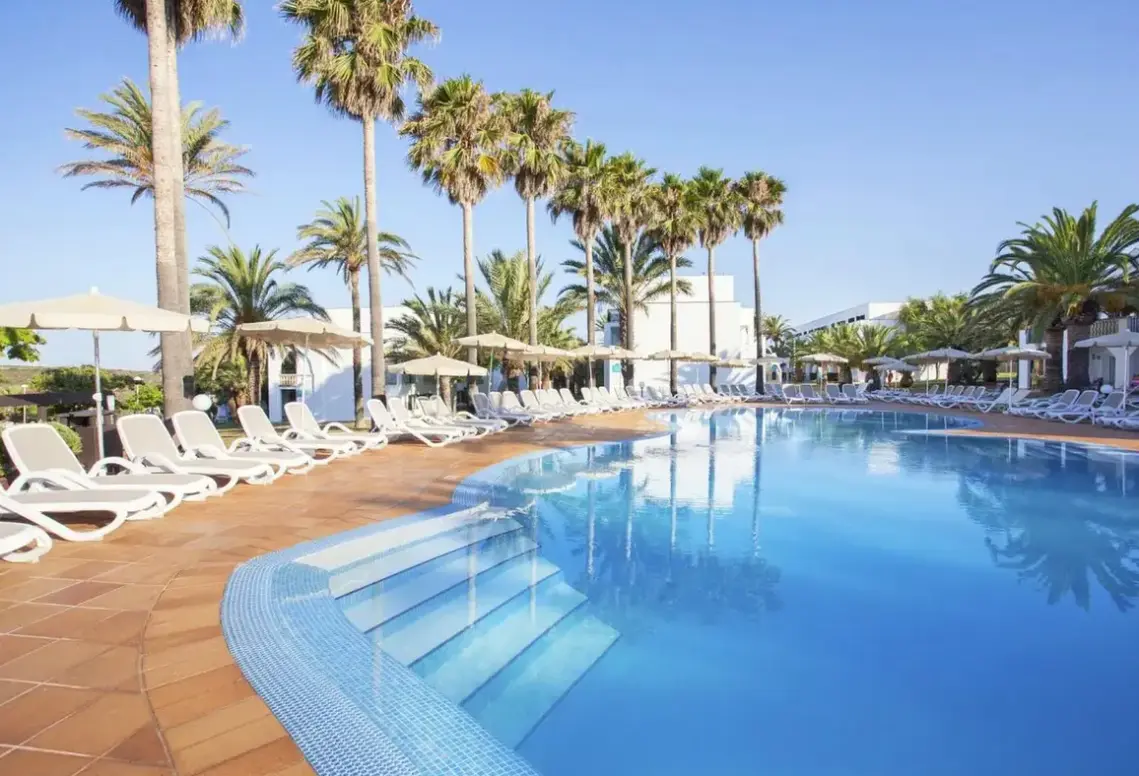 Basen w hotelu Grupotel Mar de Menorca