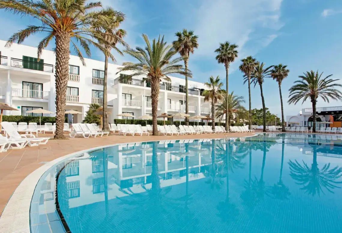 Basen w hotelu Grupotel Mar de Menorca