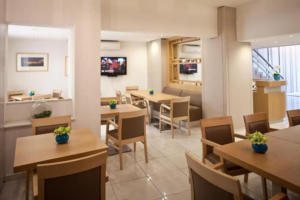 Restauracja i jedzenie w hotelu Hermes