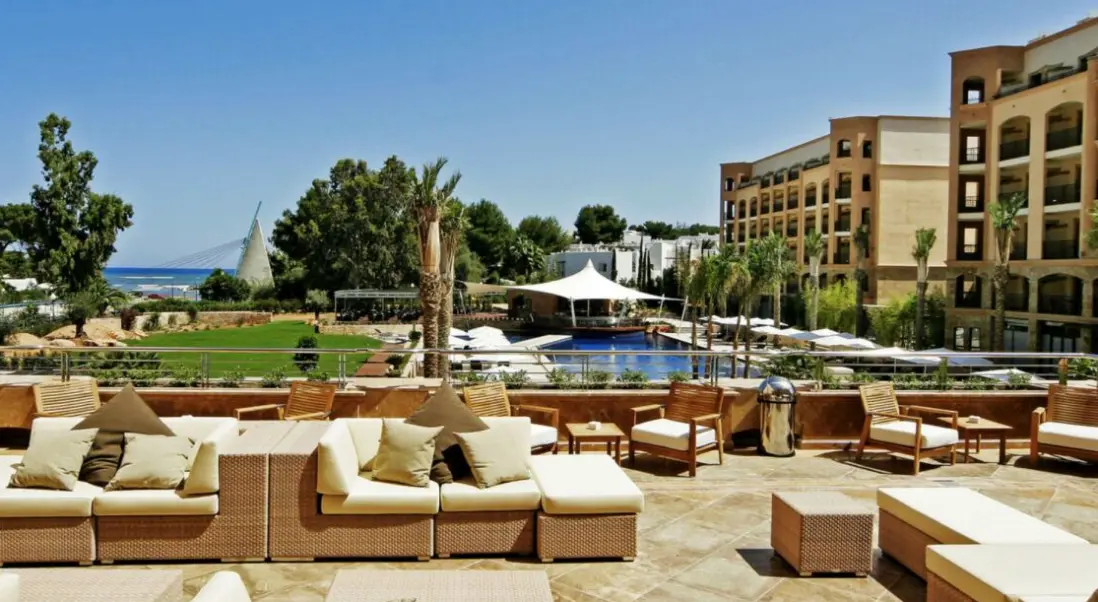 Basen w hotelu Insotel Fenicia Prestige Suites & Spa