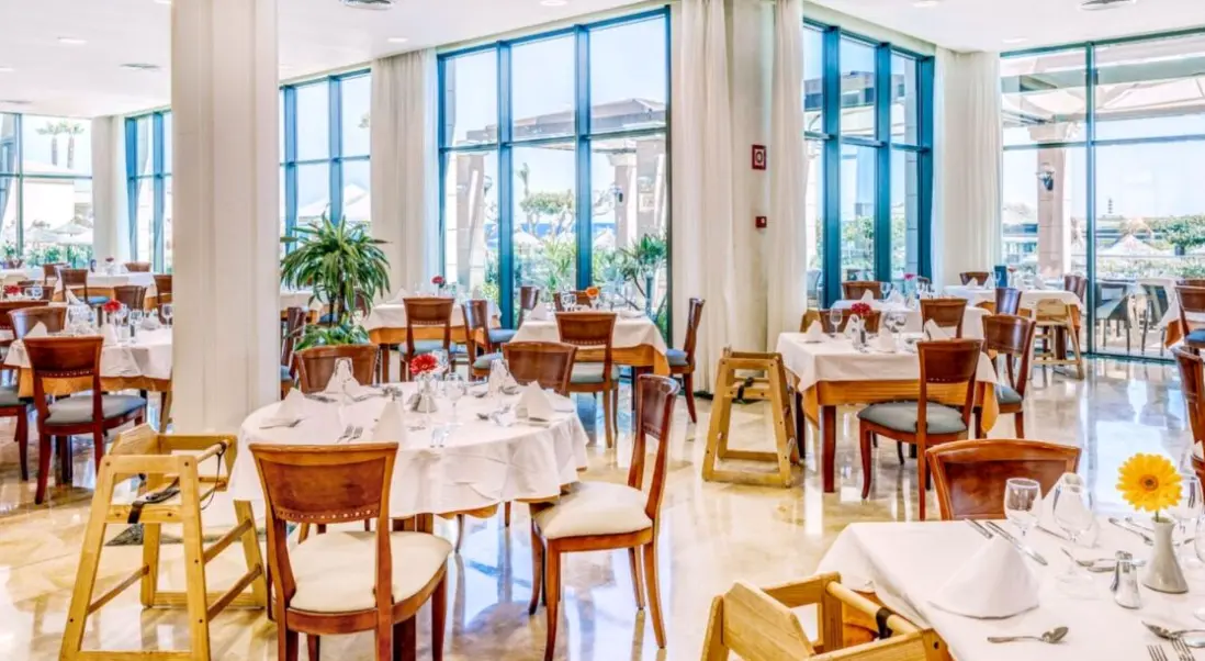 Restauracja i jedzenie w hotelu Insotel Punta Prima