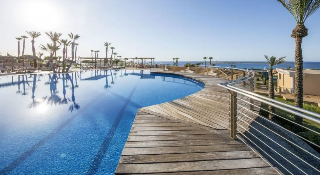 Basen w hotelu Insotel Punta Prima