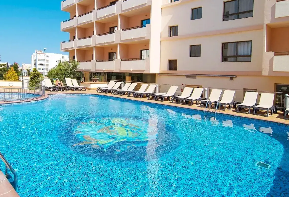 Basen w hotelu Invisa Hotel La Cala