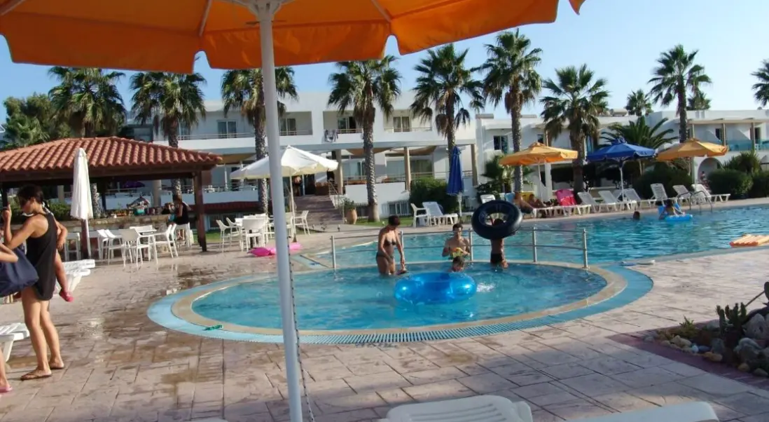 Basen w hotelu Irina Beach