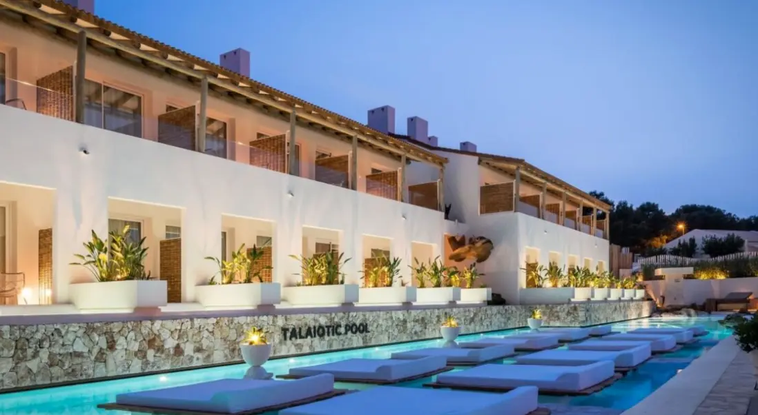 Basen w hotelu Lago Resort Menorca - Suites de Lago