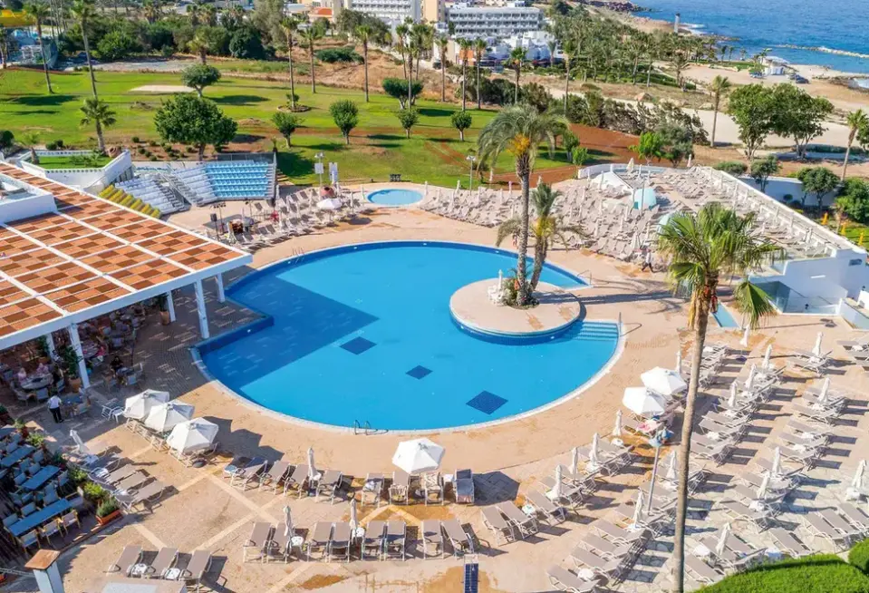 Basen w hotelu Leonardo Laura Beach & Splash Resort
