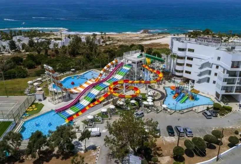 Basen w hotelu Leonardo Laura Beach & Splash Resort