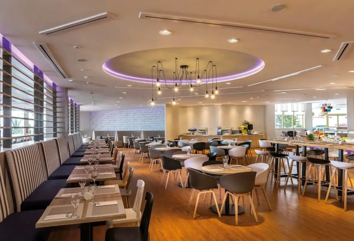 Restauracja i jedzenie w hotelu Leonardo Laura Beach & Splash Resort
