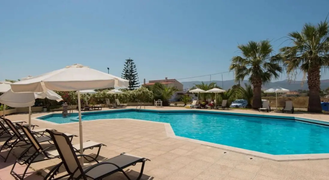 Basen w hotelu Leonidas Hotel & Studios
