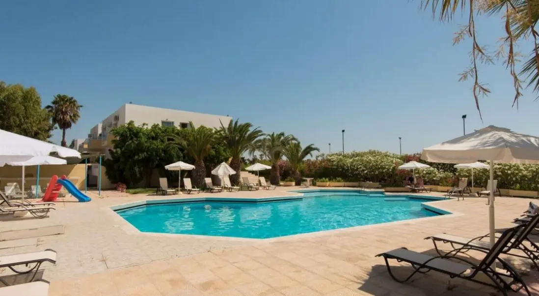 Basen w hotelu Leonidas Hotel & Studios
