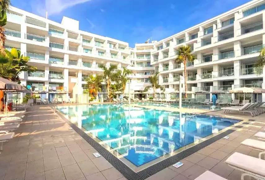 Basen w hotelu Limanaki Beach Hotel