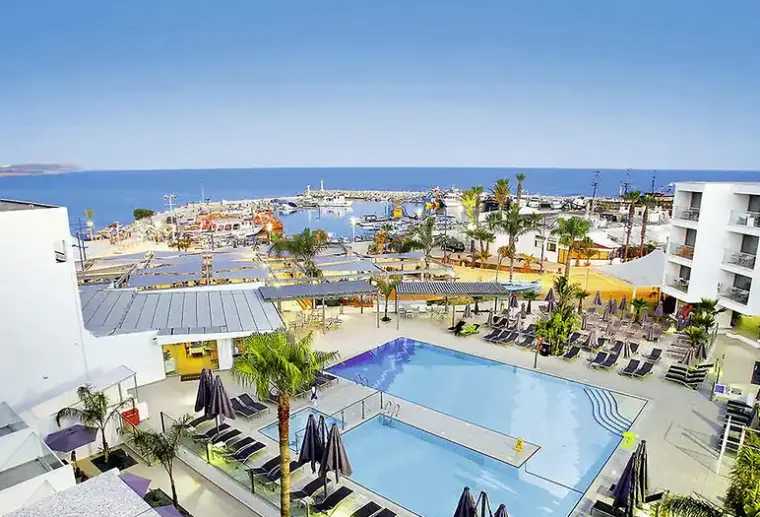 Basen w hotelu Limanaki Beach Hotel