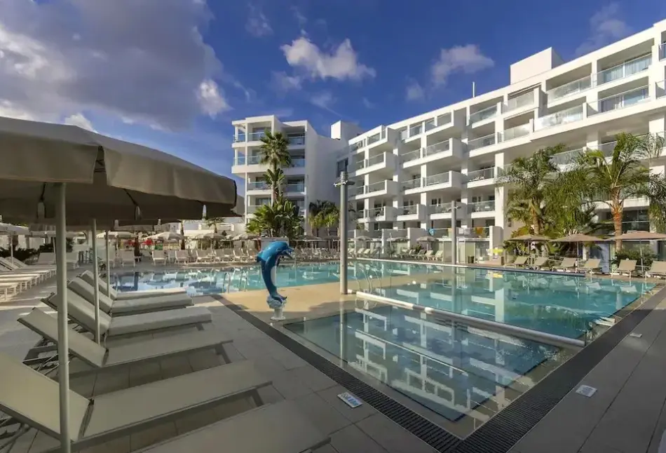 Basen w hotelu Limanaki Beach Hotel