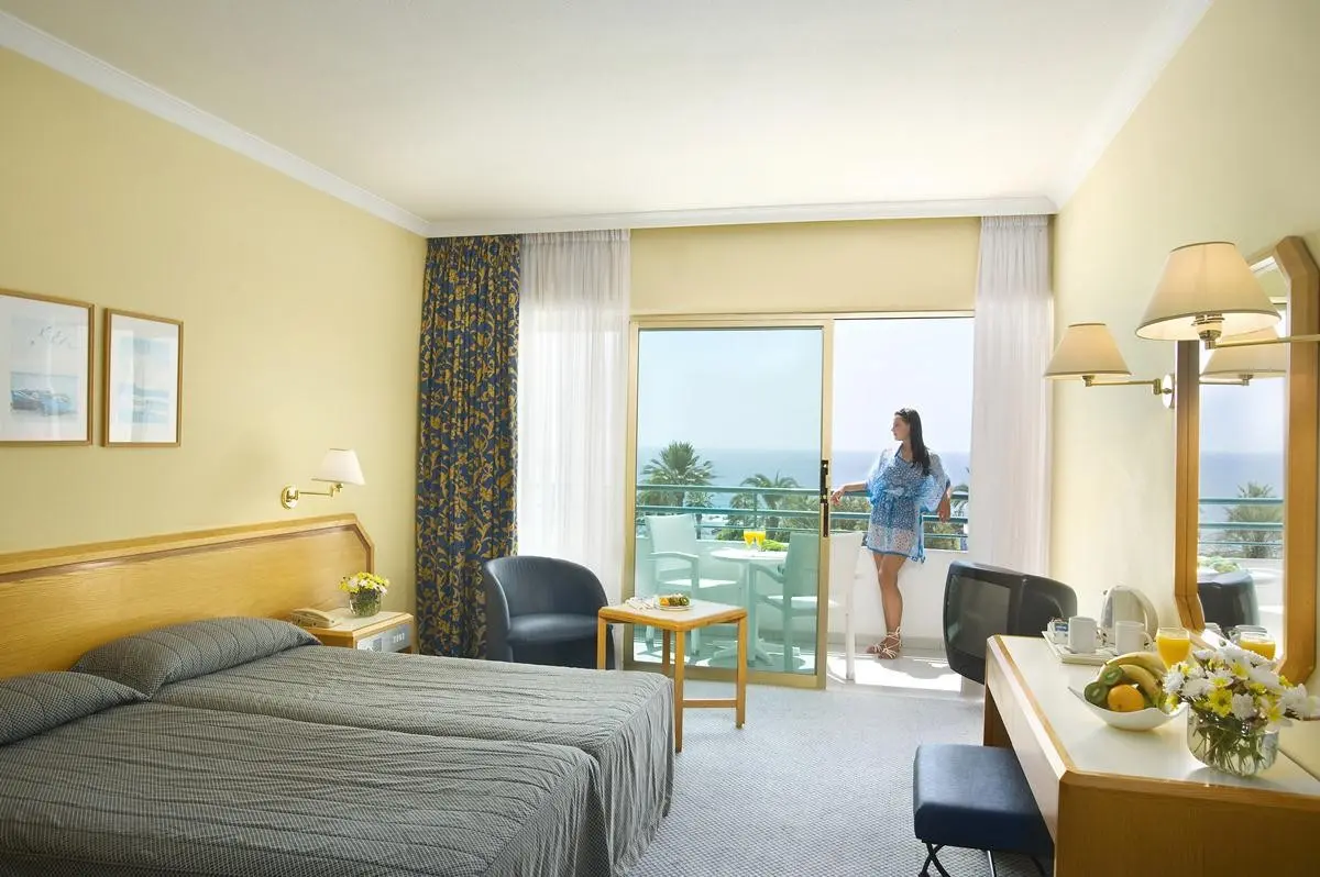 Louis Imperial Beach — LOUIS IMPERIAL BEACH HOTEL