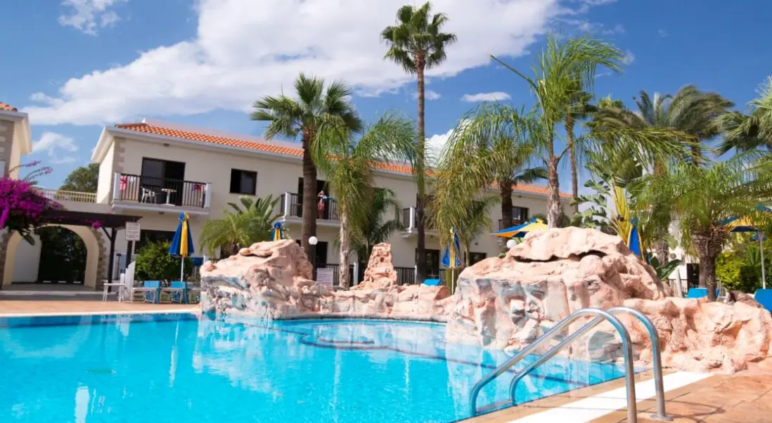 Basen w hotelu Loutsiana Hotel Apts