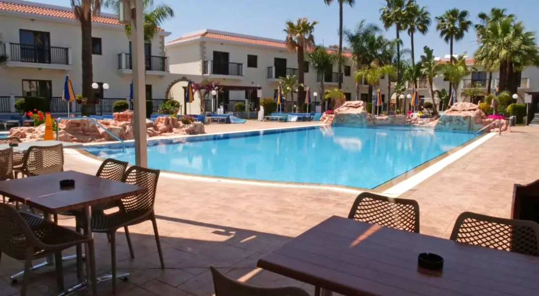 Basen w hotelu Loutsiana Hotel Apts