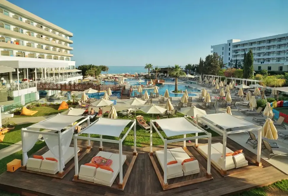 Basen w hotelu Melissi Beach