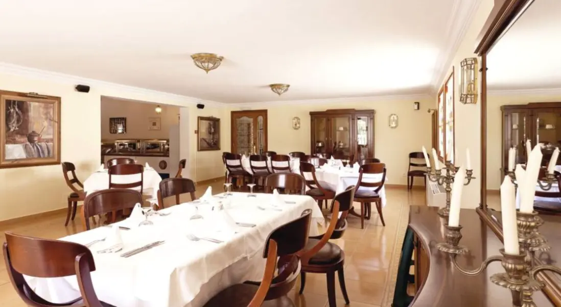 Restauracja i jedzenie w hotelu Minura Cala Galdana & Apartamentos dAljandar
