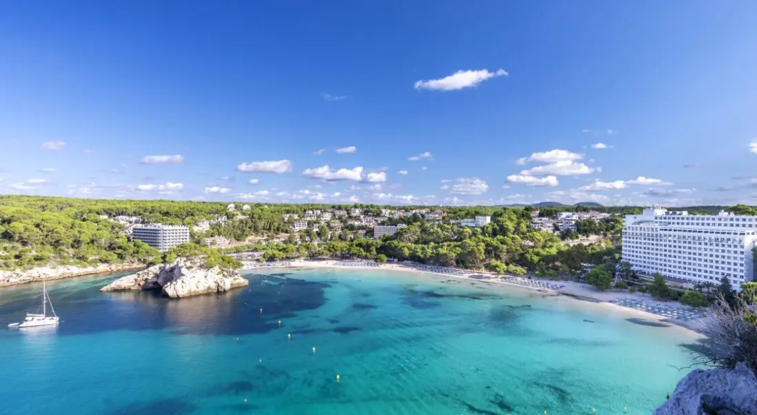 Plaża przy hotelu Minura Cala Galdana & Apartamentos dAljandar
