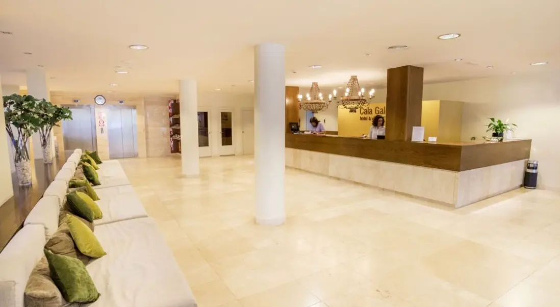 Lobby hotelu Minura Cala Galdana & Apartamentos dAljandar