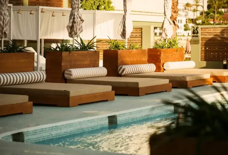 Basen w hotelu Mondrian Ibiza