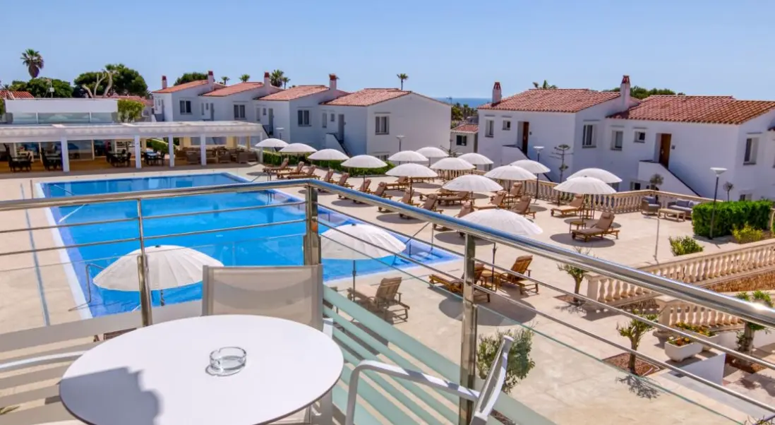 Basen w hotelu Naranjos Resort Menorca