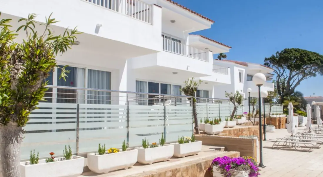 Plaża przy hotelu Naranjos Resort Menorca
