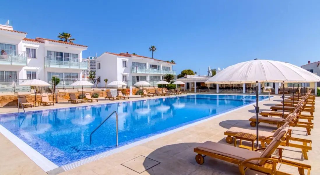 Basen w hotelu Naranjos Resort Menorca