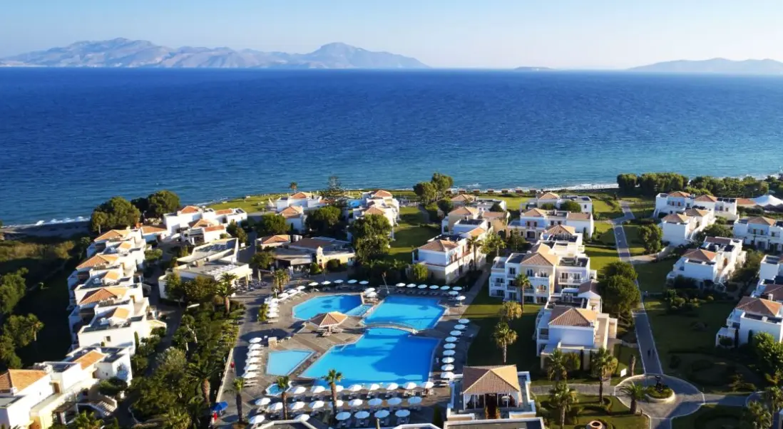 Basen w hotelu Neptune Luxury Resort