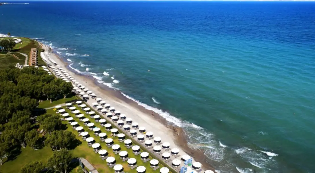 Plaża przy hotelu Neptune Luxury Resort