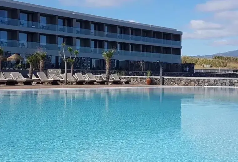 Basen w hotelu Pedras do Mar Resort & Spa