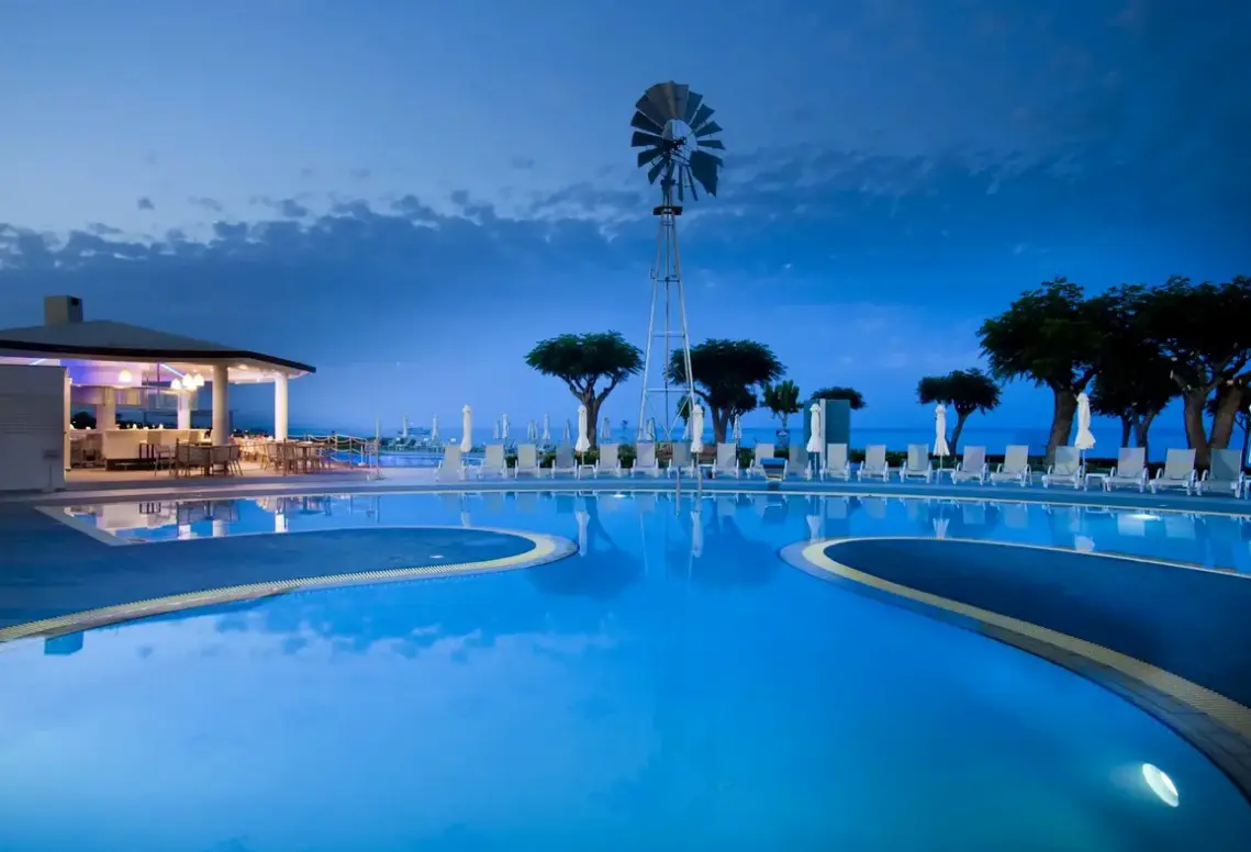 Basen w hotelu Pernera Beach