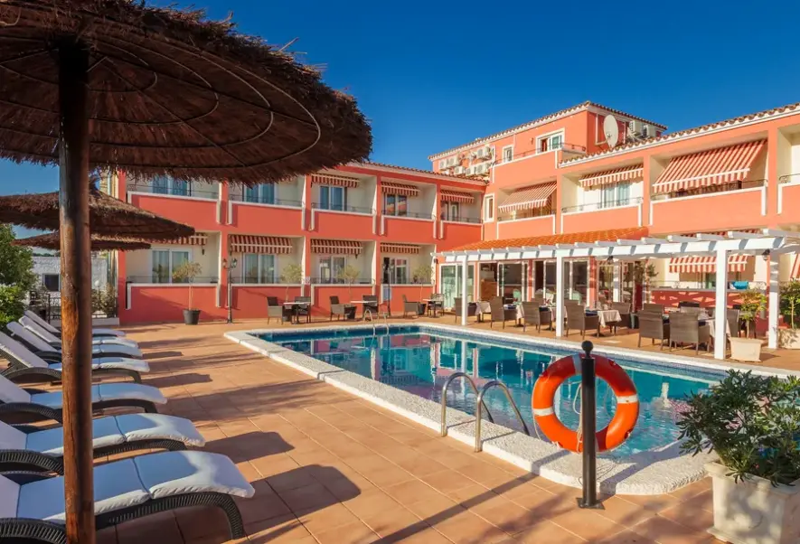Basen w hotelu Sa Barrera
