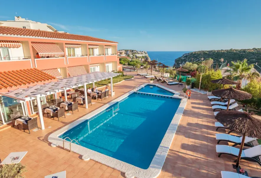 Basen w hotelu Sa Barrera