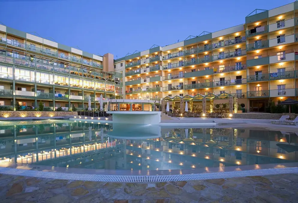 Basen w hotelu Saint Constantin