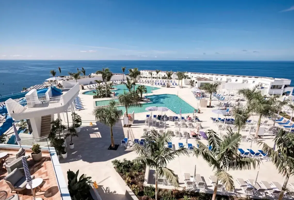 Basen w hotelu Servatur Puerto Azul