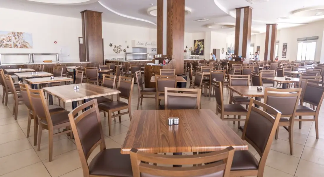 Restauracja i jedzenie w hotelu SplashWorld Tofinis Apartments