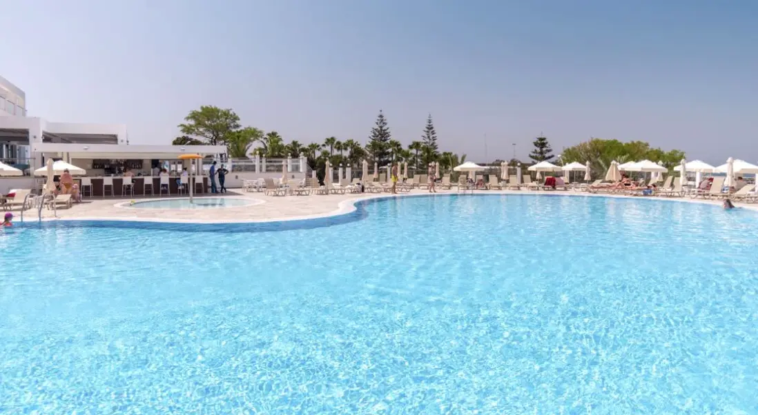 Basen w hotelu SplashWorld Tofinis Apartments