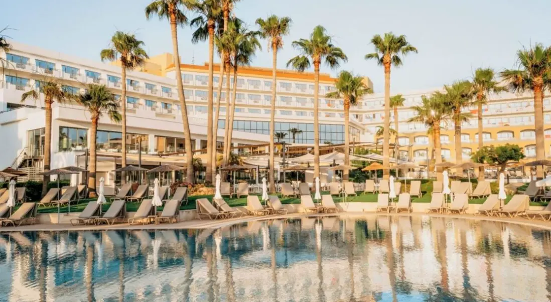 Basen w hotelu St. George Hotel Spa & Golf Beach Resort