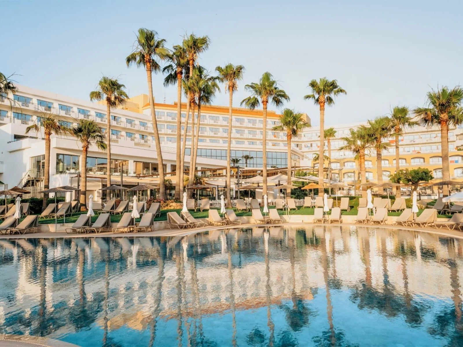 Hotel St. George Hotel Spa & Golf Beach Resort w Cypr (Pafos) - oferta last minute