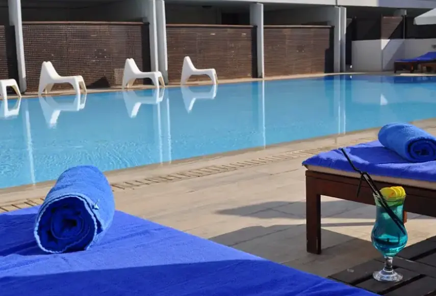 Basen w hotelu Sun Hall Hotel