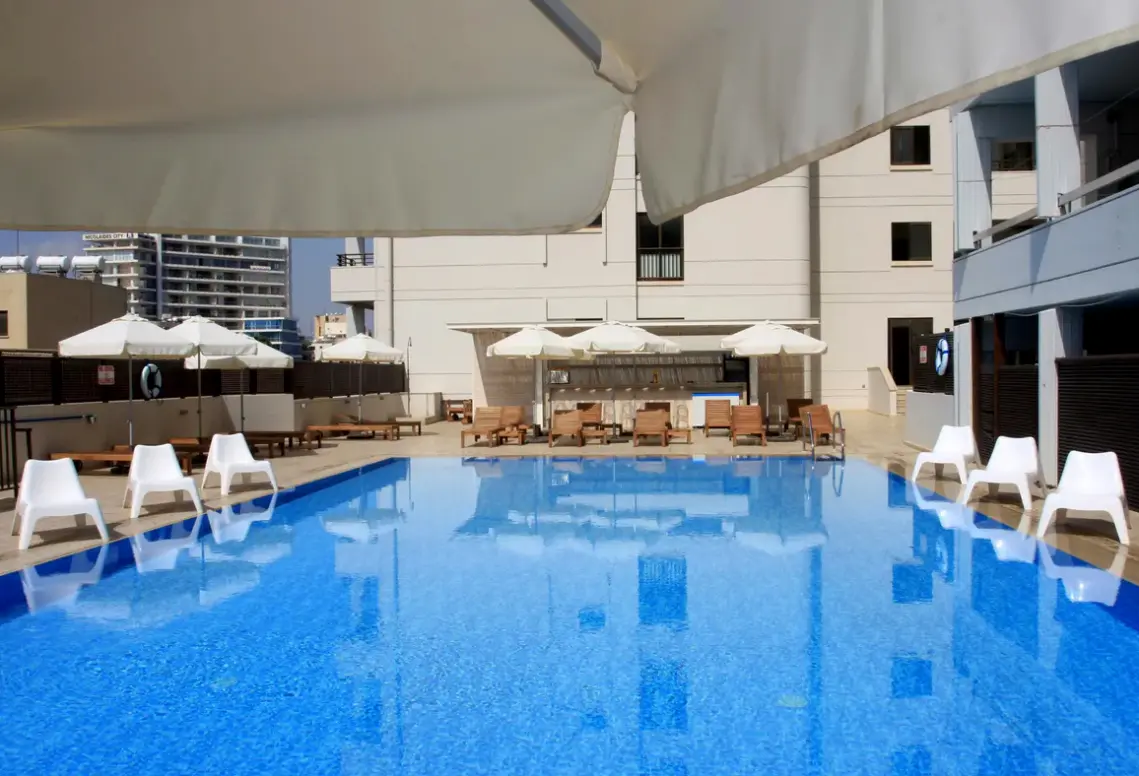 Basen w hotelu Sun Hall Hotel