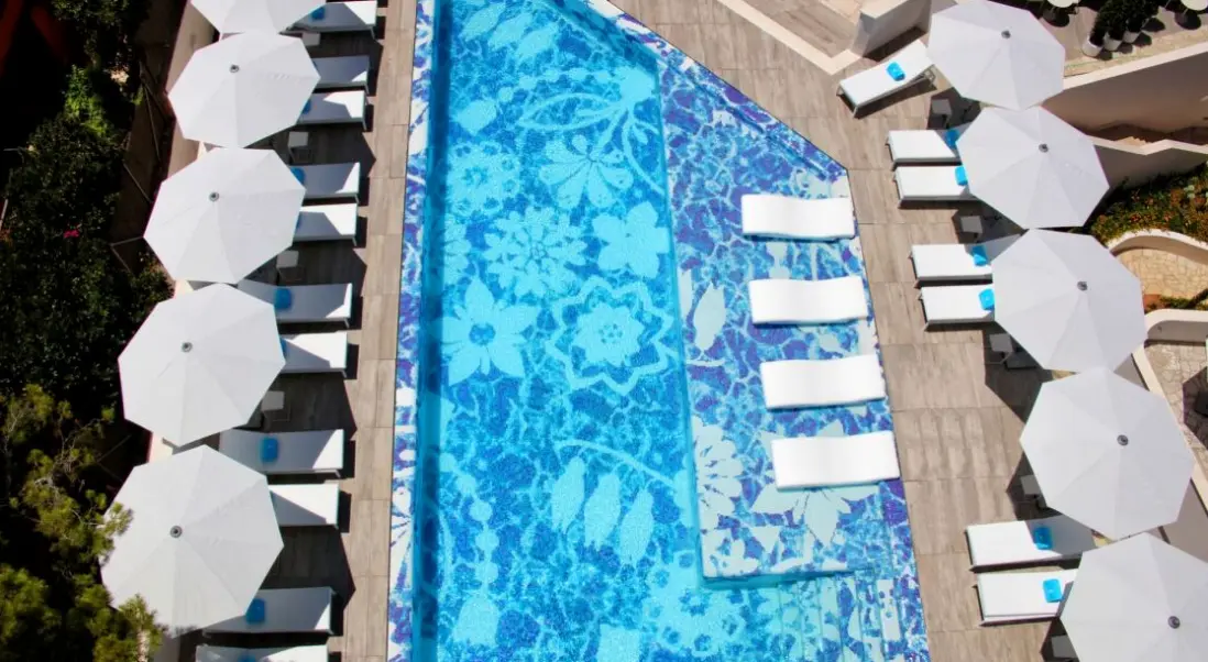 Basen w hotelu The Donna Portals